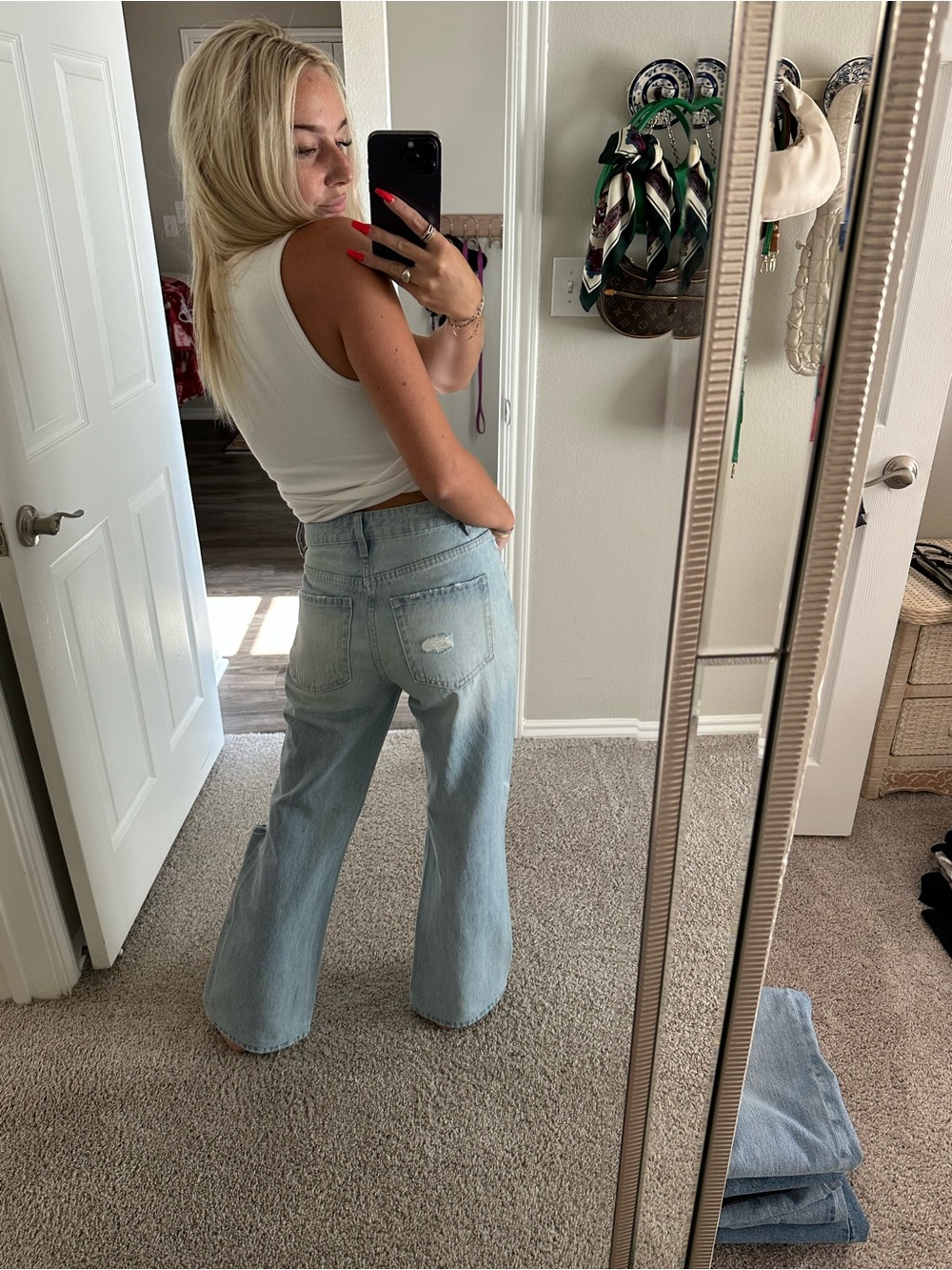 Light Wash Distressed Wide-Leg Jeans for Women - Picture 3 of 6